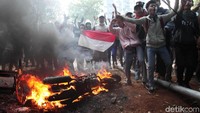 Kelompok massa siswa STM dari sejumlah sekolah ada yang menggeruduk belakang gedung DPR. Mereka melakukan aksi bakar-bakar di pinggir kompleks belakang gedung DPR yang lokasinya berada di dekat Stasiun Palmerah.