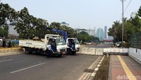 Separator nampak terpasang untuk menutup jalan yang berada di depan gedung DPR, Jakarta. Foto diambil pukul 14.00 WIB.