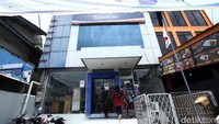Kepala Unit Bank Rakyat Indonesia (BRI) Sinabang Kabupaten Simeulue Provinsi Aceh, Deny Syahputra mengatakan ia dan para pegawainya sudah mengetahui adanya aturan tersebut. Dikatakan Deny, nantinya para pegawai diberikan pilihan antara tetap bertahan namun bermigrasi ke BRI Syariah atau tetap di BRI tetapi pindah ke cabang yang berada di luar Aceh.