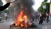 Para pelajar ini juga sempat membakar sebuah sepeda motor.
