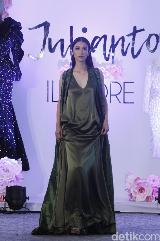 Desainer Julianto memperlihatkan lagi koleksinya ke publik Indonesia setelah sebelumnya ditampilan di New York Fashion Week 2019. Koleksi bertajul IL Fiore ini ditampilkan dalam fashion show yang digelar di Chora Room, The Tribrata, Jl. Darmawangsa III, Jakarta Selatan, Selasa (24/9/2019). Foto: Mohammad Abduh/Wolipop