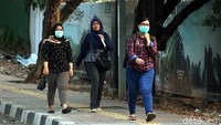 Para pegawai terpaksa pulang berjalan kaki karena jalan di tutup oleh para pedemo.