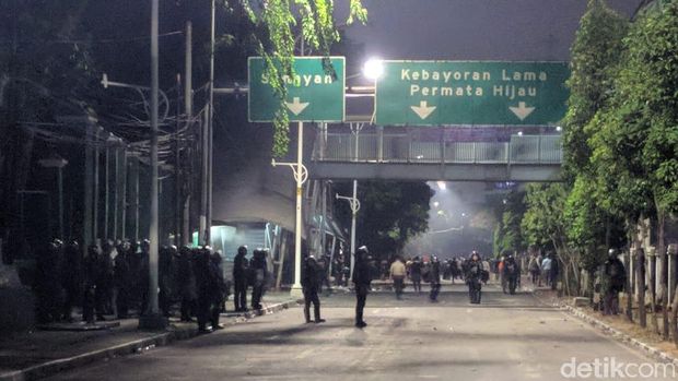 Polisi Pukul Mundur Massa yang Ricuh di Palmerah