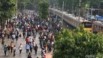 Menjaga KRL Tetap Beroperasi di Tengah Demo Rusuh