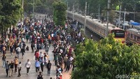 Massa yang menumpuk di sekitar Stasiun Palmerah adalah pelajar STM.