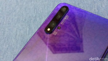 Huawei Nova 5T memiliki empat kamera belakang (quad camera) dengan konfigurasi 48 MP di kamera utama, 16 MP untuk mode wide, 2 MP lensa makro, dan 2 MP bokeh. Foto: Aisyah Kamaliah/detikINET