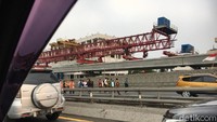 Massa pelajar terlihat bergerak menuju kawasan Senayan/DPR. Foto: Dina