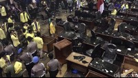 Ribuan mahasiswa dari sejumlah kampus berdemo di gedung DPRD Sumatera Barat (Sumbar), Rabu (25/9/2019). Mahasiswa menyuarakan protes terkait RUU KUHP.
