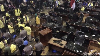Gedung DPRD Sumbar Porak Poranda Imbas Aksi Demo Mahasiswa