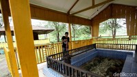 Seorang warga sedang membersihkan makam Teungku Diujung yang merupakan salah satu tokoh pemuka agama yang dihormati di salah satu pulau terluar Indonesia tersebut.