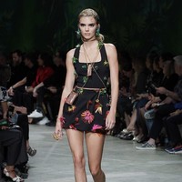 Fashion show koleksi Spring 2020 Versace yang menampilkan busana ala 90-an di Milan Fashion Week 2019, Milan, Italia. Jumat (20/9/2019). Photo by Vittorio Zunino Celotto/Getty Images