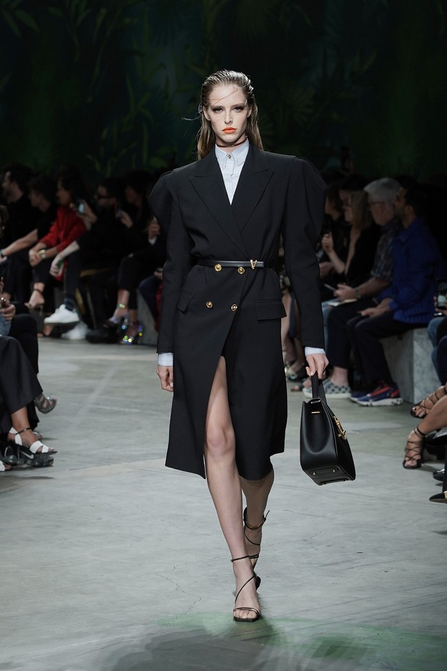 Fashion show koleksi Spring 2020 Versace yang menampilkan busana ala 90-an di Milan Fashion Week 2019, Milan, Italia. Jumat (20/9/2019). Photo by Vittorio Zunino Celotto/Getty Images