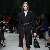 Fashion show koleksi Spring 2020 Versace yang menampilkan busana ala 90-an di Milan Fashion Week 2019, Milan, Italia. Jumat (20/9/2019). Photo by Vittorio Zunino Celotto/Getty Images