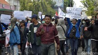 Massa mahasiswa berjalan kaki dari Sekertariat HMI Jalan Singosari-Jalan Kurinci-Jalan Slamet-Jalan KH Mas Mansyur (Pantura)-Perempatan Ponolawen (Pantura)-Jalan Wilis (Pantura) dan langsung ke Lapangan Mataram dan DPRD Kota Pekalongan, Rabu (25/9/2019).