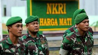 Para anggota TNI AD bersiap sebelum memberikan Wawasan Kebangsaan (Wasbang) kepada anak sekolah di salah satu pulau terluar Indonesia tersebut.