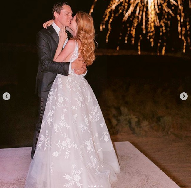 Saat menikah, Annika Backes tampil cantik dengan gaun pengantin putih dari Oscar de la Renta dan Berta. Sedangkan DJ Tiësto menggunakan setelan jas dari Tom Ford yang terinspirasi James Bond. Foto: Dok. Instagram/denniskwan