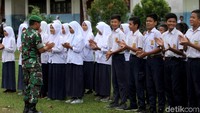 Usai mengikuti latihan baris berbaris, para siswa SMP dan anggota TNI AD pun mengakhiri kegiatan tersebut dengan bertepuk tangan.