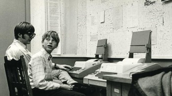 Ini foto Bill Gates remaja bersama sahabatnya, Paul Allen. Mereka satu sekolah. Mereka ini sama-sama gila komputer dan jadi teman dekat. Sama-sama jenius pula sehingga merasa cocok.Foto: Facebook