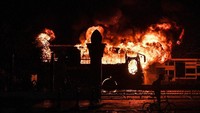 Sebuah bus milik aparat keamanan yang terparkir di belakang gedung DPR juga ikut dibakar massa. Foto: ANTARA FOTO/Sigid Kurniawan