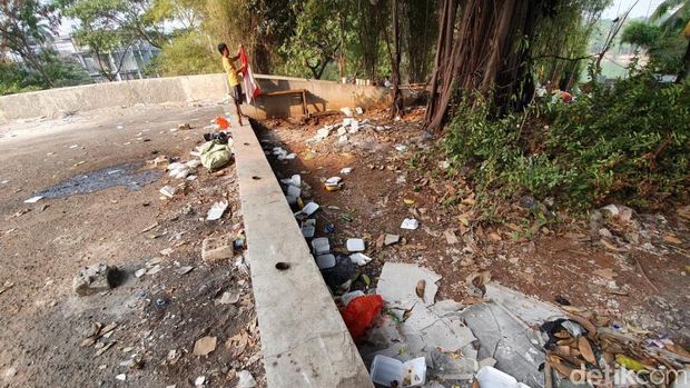 Pascademo di DPR, Jl Gatot Subroto Penuh Coretan dan Sampah Berserakan