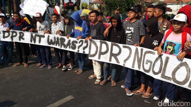 Gekar Demo, Mahasiswa di Brebes Duduki Jalur Pantura