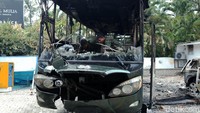 Anggota TNI dari Direktorat Peralatan Angkatan Darat melakukan pengecekan bus yang dibakar massa.