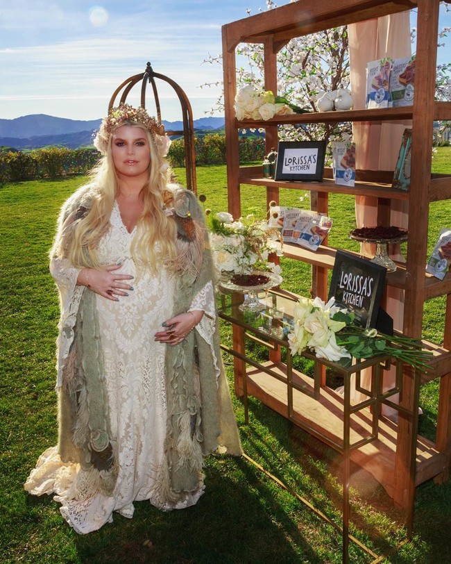 Pada Juli 2019, Jessica mengatakan ia memang berusaha mengembalikan bentuk tubuhnya setelah melahirkan anak ketiganya, Birdie Mae, Maret 2019 silam. Namun ia tidak mau terburu-buru. Foto: Instagram/@jessicasimpson