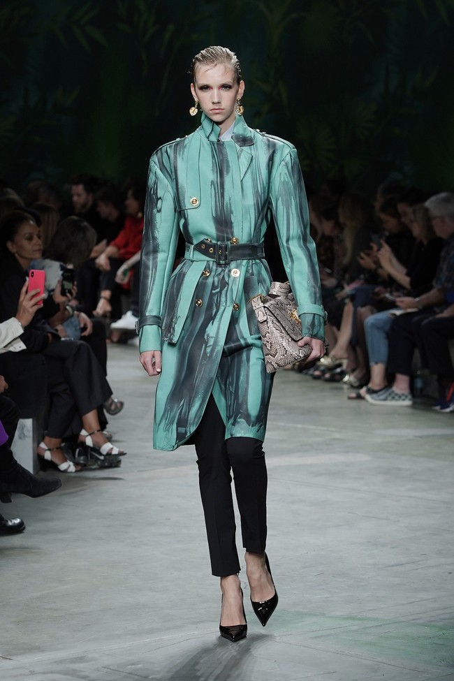 Fashion show koleksi Spring 2020 Versace yang menampilkan busana ala 90-an di Milan Fashion Week 2019, Milan, Italia. Jumat (20/9/2019). Photo by Vittorio Zunino Celotto/Getty Images