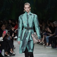 Fashion show koleksi Spring 2020 Versace yang menampilkan busana ala 90-an di Milan Fashion Week 2019, Milan, Italia. Jumat (20/9/2019). Photo by Vittorio Zunino Celotto/Getty Images