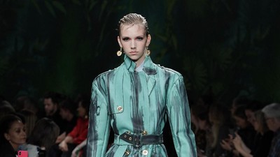 Foto: 20 Tren Busana Ala 90-an Versace untuk 2020