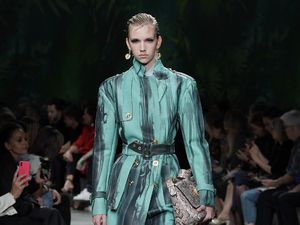 Foto: 20 Tren Busana Ala 90-an Versace untuk 2020