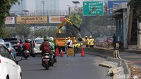 Perbaikan pembatas busway itu dilakukan usai aksi demo mahasiswa di depan gedung DPR, Jakarta yang berlangsung Selasa (24/9) kemarin.