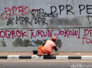 Pascademo, PPSU Bersihkan Vandalisme di Tembok Flyover Senayan