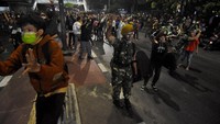 Hingga malam hari, massa masih bertahan di kawasan Pejompongan, Jakarta. ANTARA FOTO/Indrianto Eko Suwarso.