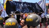 Mereka juga membawa sebuah keranda mayat.