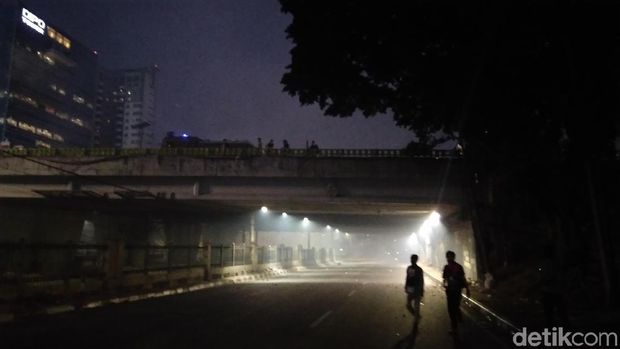 Polisi menangani aksi massa di flyover Slipi, Rabu (25/9/2019)