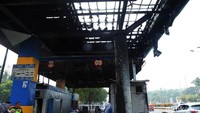 Sebagian atap gerbang tol terbakar hingga bolong. Bagian dalam gardu terbakar habis. Kaca-kaca gardu pun pecah.