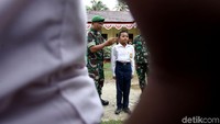 Sejumlah siswa SMP di wilayah Simeulue Tengah, Pulau Simeulue, Aceh, mendapat pelatihan baris berbaris (PBB) dari sejumlah anggota TNI Angkatan Darat (AD).