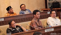 Namun dia meminta pemerintah untuk tidak melupakan Jakarta. Anies berharap perhatian pemerintah terhadap Jakarta tidak berkurang.