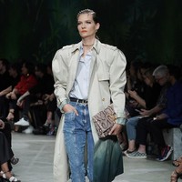 Fashion show koleksi Spring 2020 Versace yang menampilkan busana ala 90-an di Milan Fashion Week 2019, Milan, Italia. Jumat (20/9/2019). Photo by Vittorio Zunino Celotto/Getty Images