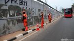 Pascademo, PPSU Bersihkan Vandalisme di Tembok Flyover Senayan