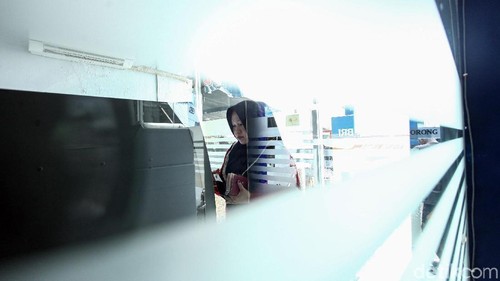 Warga hilir mudik sambangi kantor Bank BRI di Sinabang, Pulau Simeulue. Kedatangan mereka untuk berbagai tujuan ada yang buka rekening ada pula yang transfer.