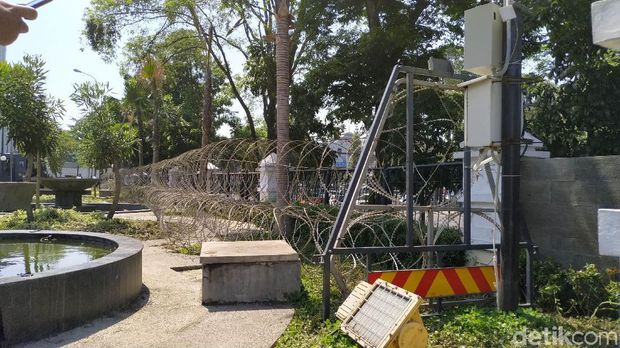 Kawat Berduri dan Polisi Bersenjata Siaga di DPRD Jabar