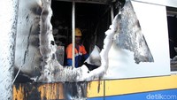 Petugas juga memperbaiki dinding yang rusak akibat dibakar pendemo.
