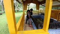 Teungku Diujung merupakan tokoh yang telah berjasa mengislamkan penduduk Pulau Simeulue di masa kepemimpinan Sultan Iskandar Muda.