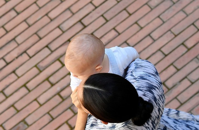 Meghan tampil elegan dengan dress sutra berwarna navy dan putih dari Club Monaco. Harganya 369 pound sterling atau Rp 6,4 juta. (Foto: Toby Melville - Pool/Getty Images)