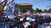 Massa memenuhi depan gedung DPRD Jatim.