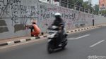 Pascademo, PPSU Bersihkan Vandalisme di Tembok Flyover Senayan