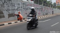 Pemotor melintas diantara Flyover Senayan.