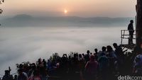 Wisatawan yang memadati Gunung Luhur